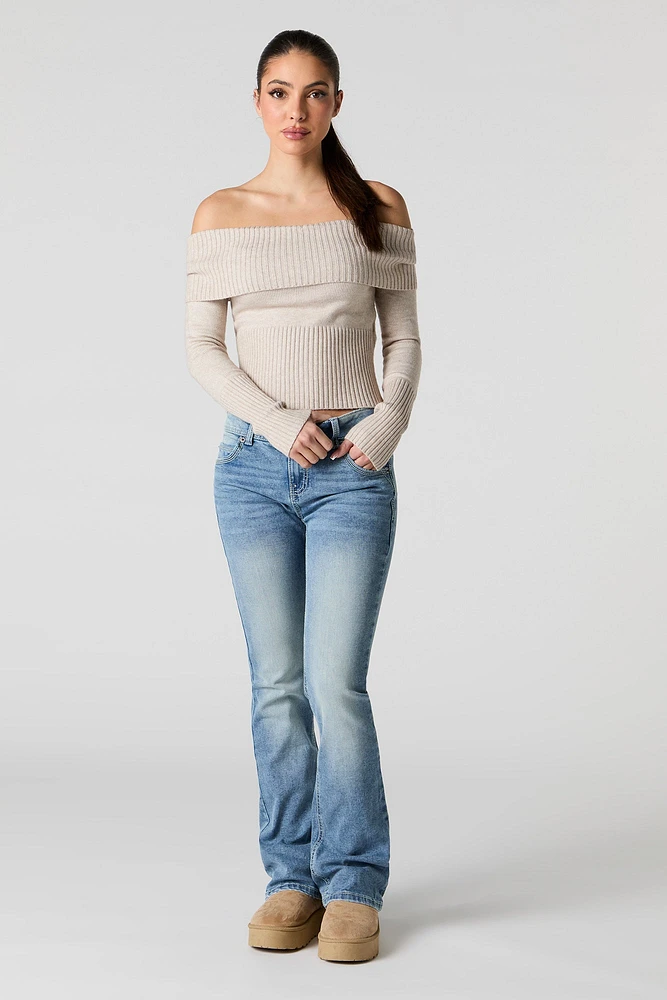 Jean mi-taille à jambe évasée et double boutonnage