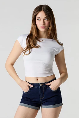 Short remonte-fesses mi-taille en denim délavé fonc