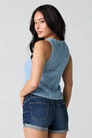 Short remonte-fesses mi-taille en denim délavé fonc
