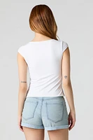 Short en denim d'aspect usé délavé pâle à taille haute
