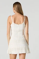 Minirobe en dentelle à encolure dégagée