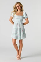 Minirobe volantée fleurie avec manches bouffantes