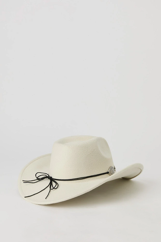 Chapeau de cowboy avec chaîne et médaillon