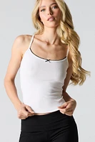 Camisole côtelée avec liséré de dentelle contrastant