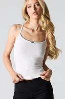 Camisole côtelée avec liséré de dentelle contrastant