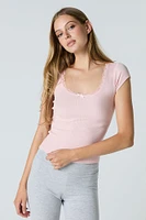T-shirt côtelé avec encolure dégagée et liséré de dentelle