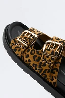 Sandales avec boucles et oeillets