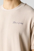 T-shirt en tricot texturé avec motif brodé Beach Vibes