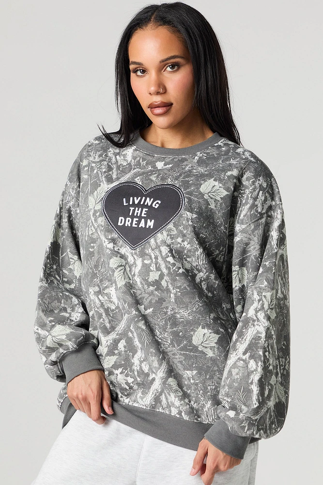 Chandail en molleton avec motif brodé Living The Dream et camouflage