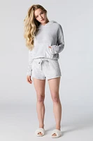 Ensemble avec haut à capuchon et short en peluche