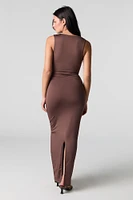 Robe maxi profilée à encolure carrée avec fente au dos