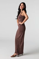 Robe maxi profilée à encolure carrée avec fente au dos