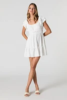 Minirobe à manches volantées avec encolure dégagée