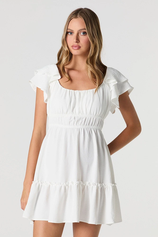 Minirobe à manches volantées avec encolure dégagée