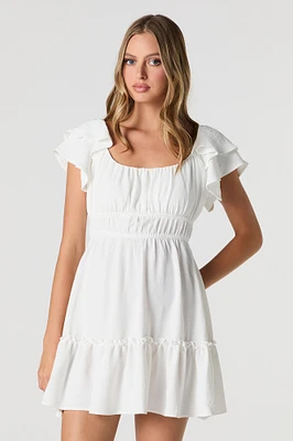 Minirobe à manches volantées avec encolure dégagée