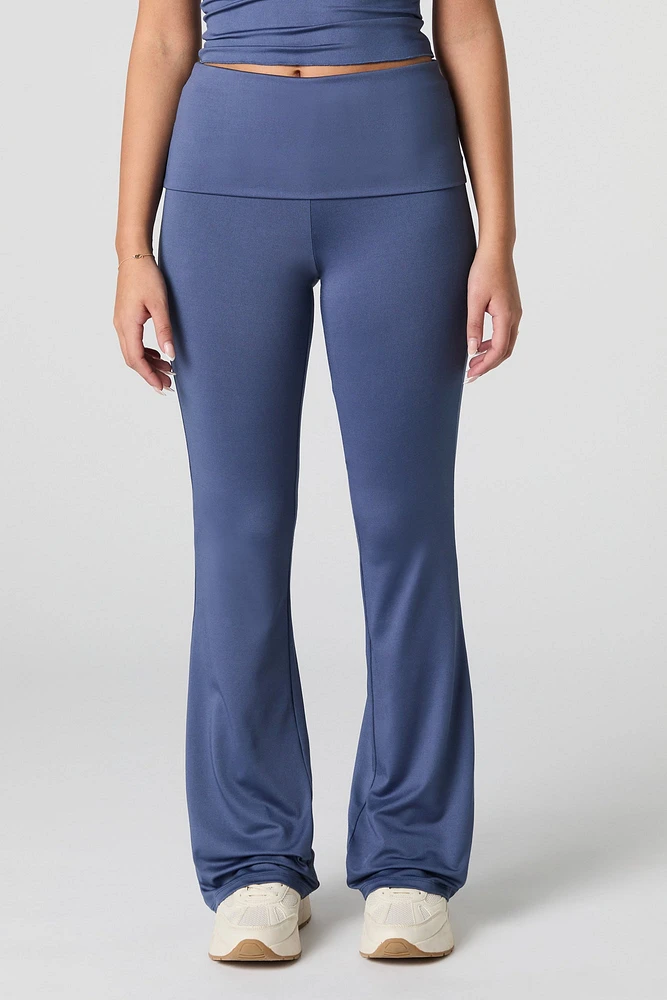 Pantalon profilé à jambe évasée avec taille pliée