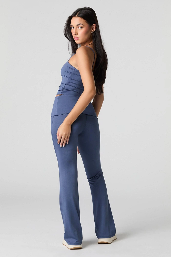 Pantalon profilé à jambe évasée avec taille pliée