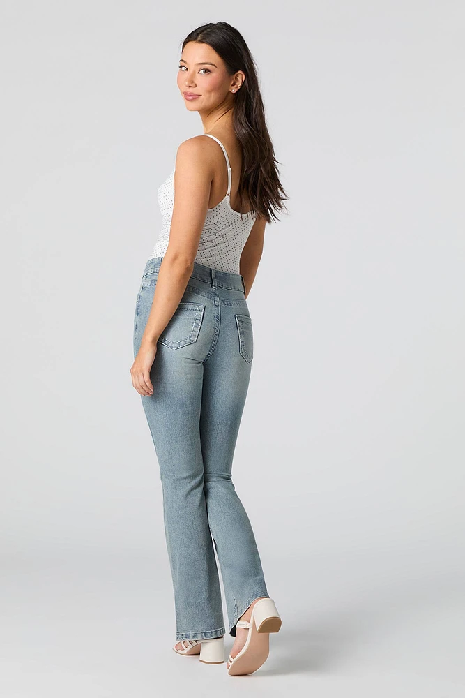 Jean à jambe évasée et taille basse