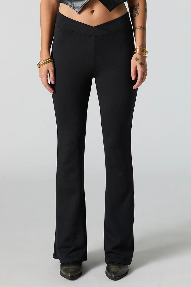 Legging à jambe évasée doux avec bande de taille en V