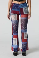 Pantalon à jambe évasée en filet imprim