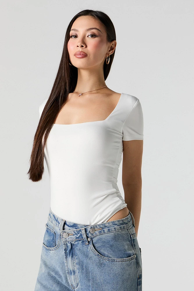 Maillot profilé à manches courtes avec encolure carrée
