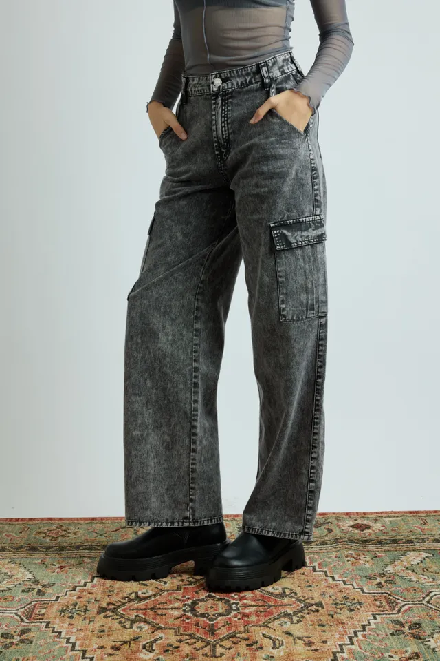 Multi-pocket wide-leg cargo jean