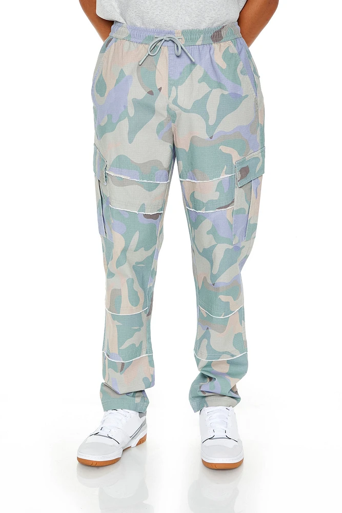 Pantalon cargo effiloché à imprimé camouflage