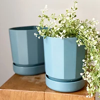 S/2 Rubbermaid Planters