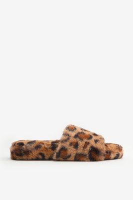 Pantoufles en fausse fourrure léopard
