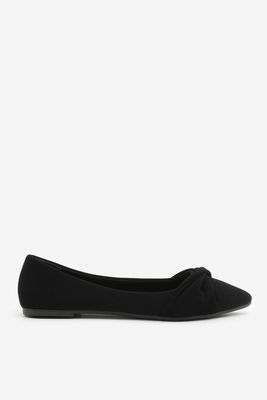 Ardene Front Twist Flats in Black | Size | Faux Leather/Faux Suede/Rubber