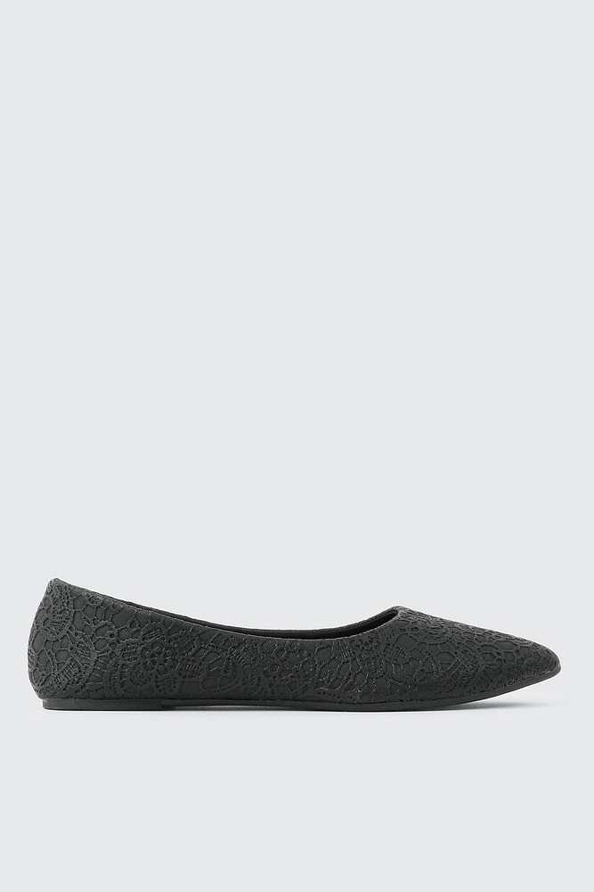 Ardene Classic Pointy Flats in Black | Size
