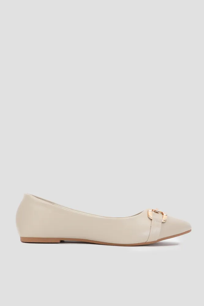 Ardene Pointy Flats with Chunky Chain Detail in Beige | Size 7 | Faux Leather/Faux Suede