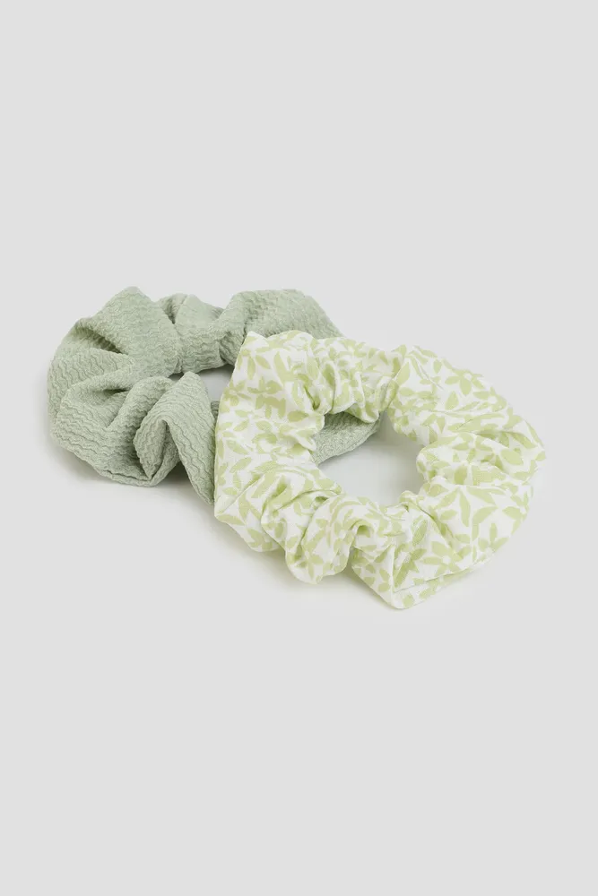 Ardene 2-Pack Floral & Solid Scrunchies in Light Green