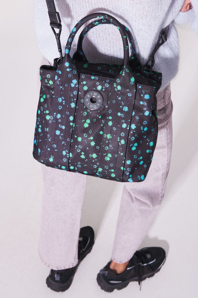 Bolso tote M nylon Rainbow Flowers negro