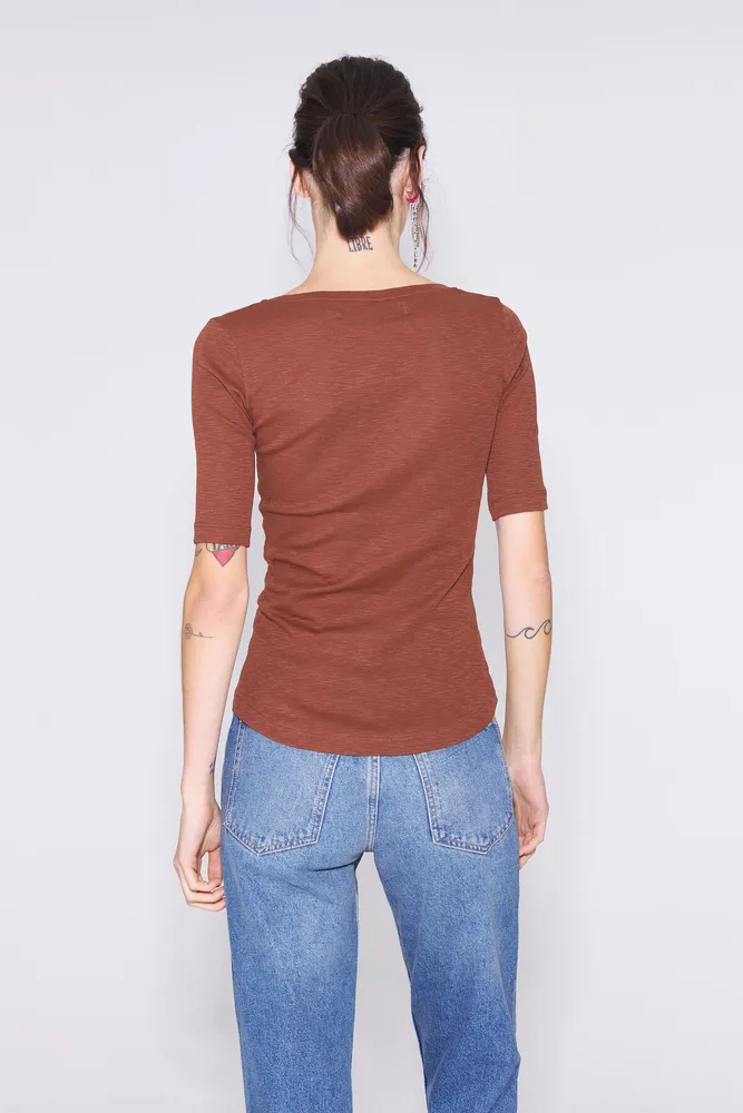 Camiseta ajustada marrón