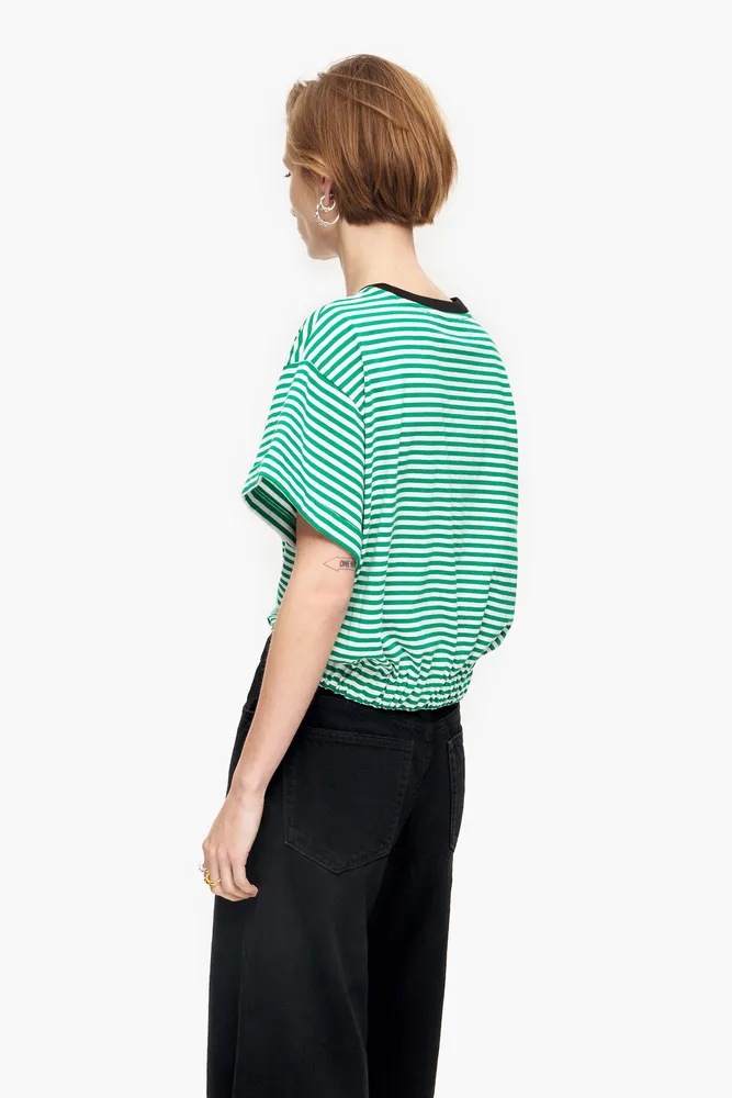 Camiseta nudo boxy verde y blanca