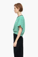 Camiseta nudo boxy verde y blanca