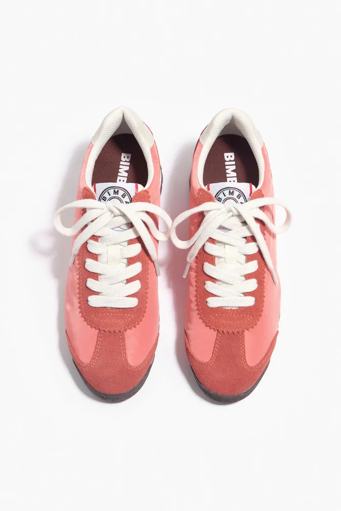 Deportiva retro coral