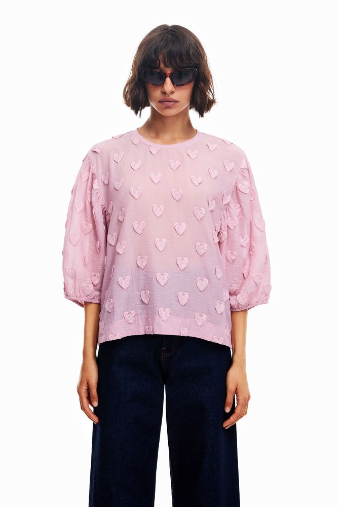 Camiseta corazones bordados rosa