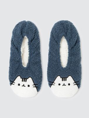 Chaussons au design chat. Matière toute douce en s