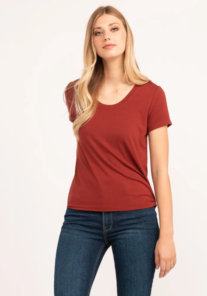 basic scoop neck short sleeve t-shirt