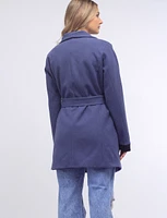 Manteau Croisé Végane à Ceinture Avec Bordures en Similicuir par Andiamo!