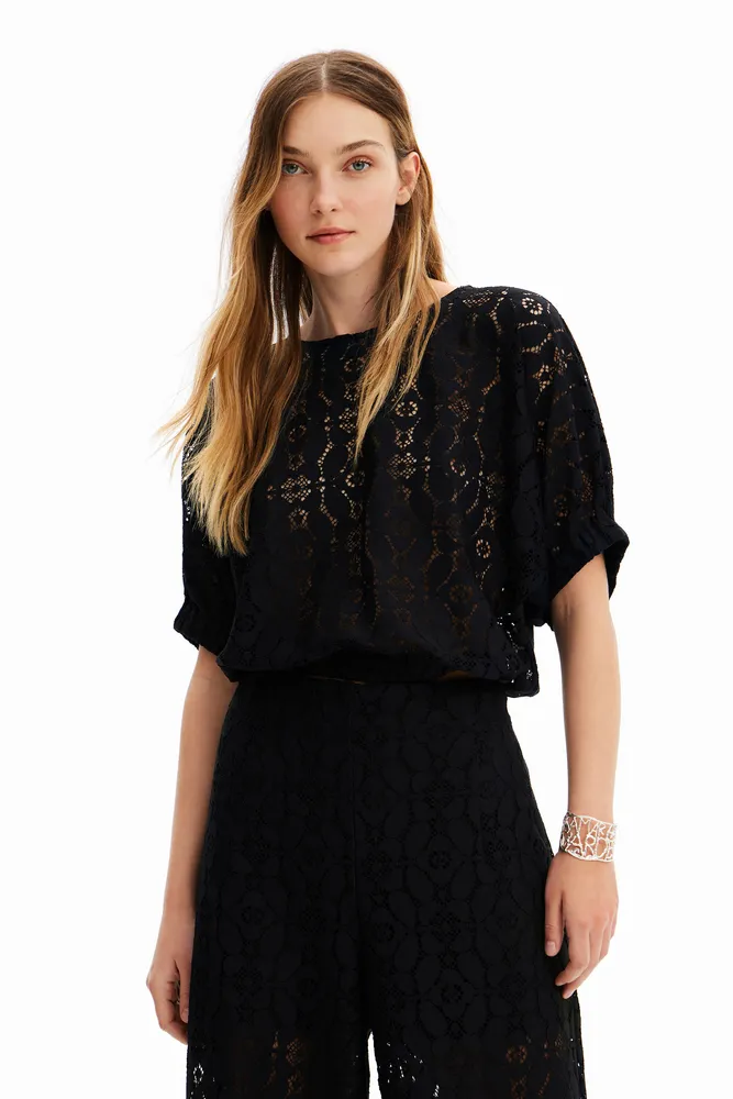 Blouse courte froncée dentelle