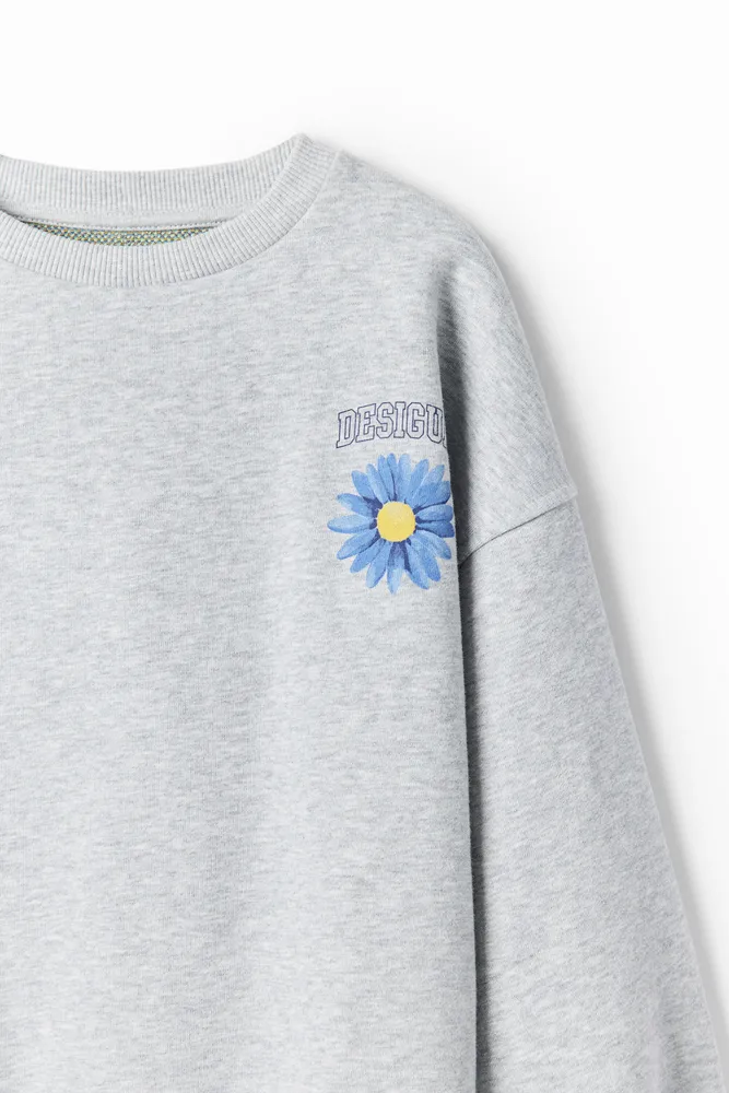 Sudadera oversize con ilustración de flor