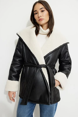 Manteau court croisé en faux cuir et sherpa