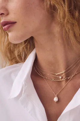 Collier superposé en chaîne avec perles et pierres