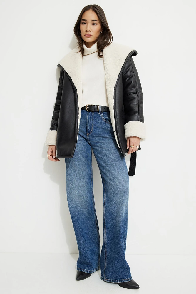 Manteau court croisé en faux cuir et sherpa