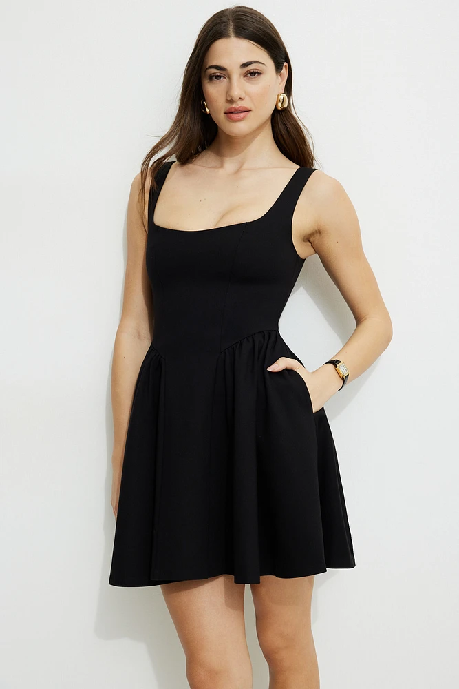 Minirobe évasée à col échancré en tricot point de Rome