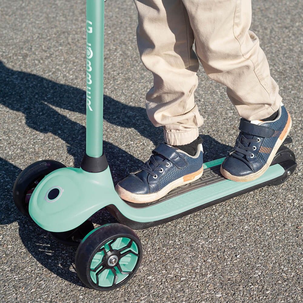 Patinete eléctrico para niños con motor de 80w y empuñaduras de gom