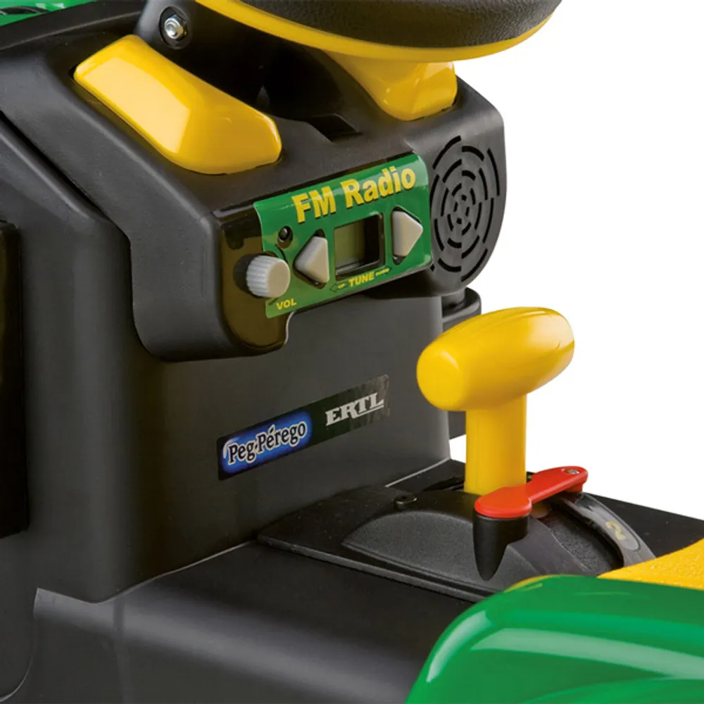 John Deere Ground Force con remolque